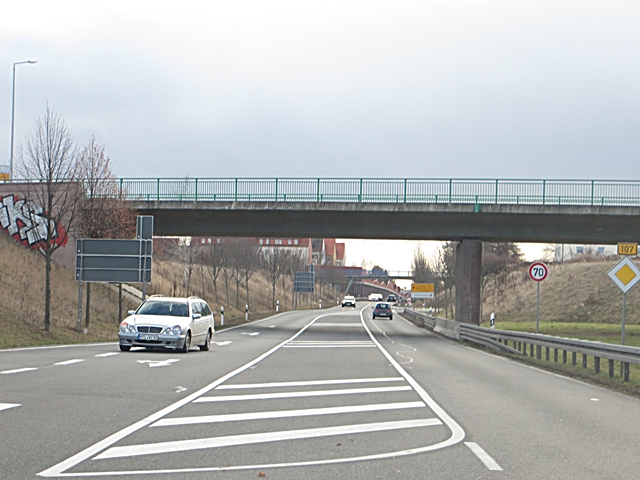 Fußgängerbrücke Bergstraße / B 107 und B 87 Zscheppliner Landstraße , auf dem Bild die Brücke entfernt im Hintergrund