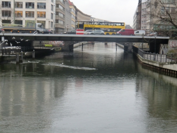 Gertraudenbrücke / Spree , im Bildvordergrund