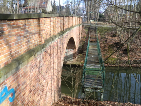 Fußgängerbrücke an der Hoppendorfer Straße, rechts im Bild