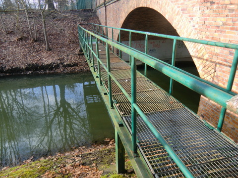 Hoppendorfer Straßenbrücke / Wuhle, rechts im Bild
