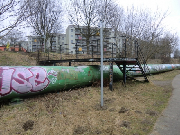 Fußwegbrücke zur Gothaer Straße / 2 große Heizleitungen