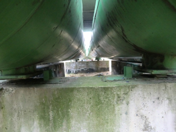 Wuhlewanderwegbrücke / 2 Fernheizrohre