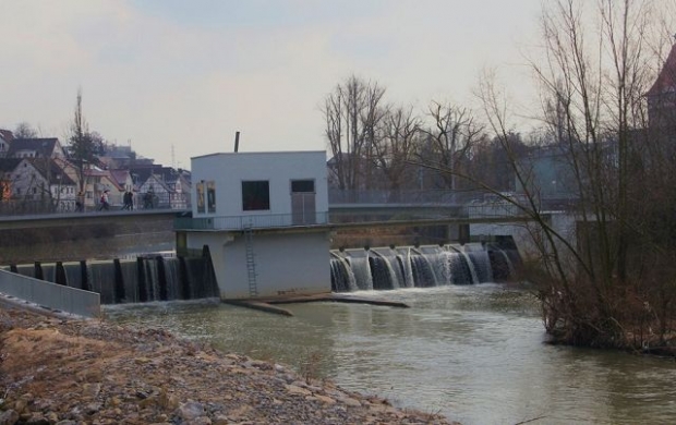 Fußwegbrücke bei der Galerie Stihl / Rems