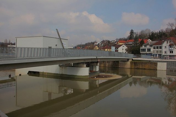 Fußwegbrücke bei der Galerie Stihl / Rems