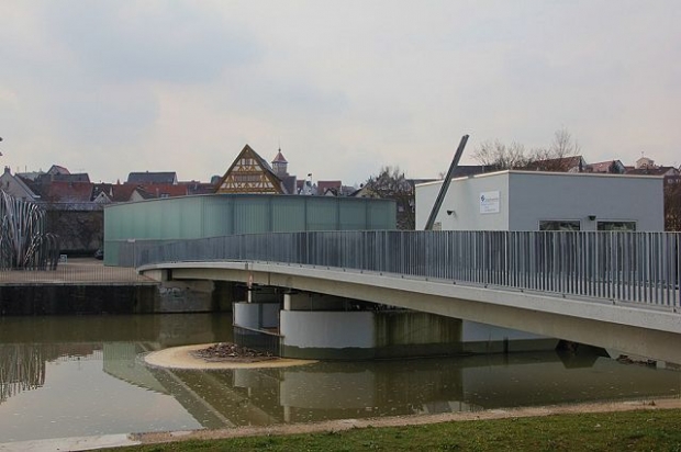 Fußwegbrücke bei der Galerie Stihl / Rems