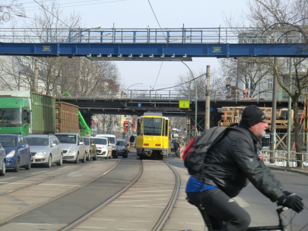 Südliche Kabelbrücke am Bahnhof Karlshorst , im Bildvordergrund