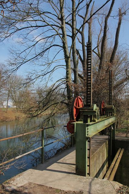 Arbeitswegbrücke am Sperrwerk / Mühlkanal