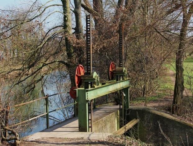 Arbeitswegbrücke am Sperrwerk / Mühlkanal