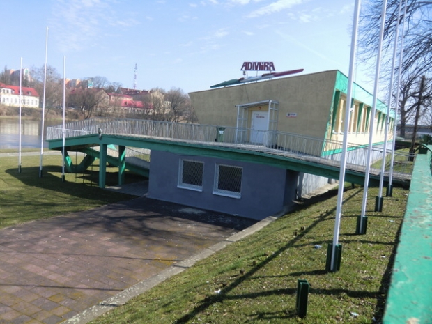  Fußwegbrücke zum Sportheim / Kellergeschoßgraben 