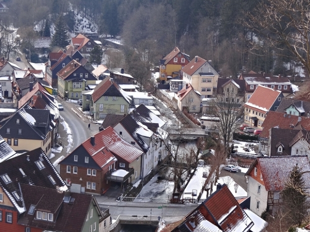 Schützenstraßenbrücke / Innerste, auf dem Bild die Brücke im Hintergrund