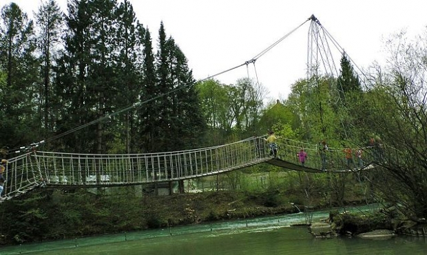 Fußwegbrücke im Tierpark Hellabrunn / Teich