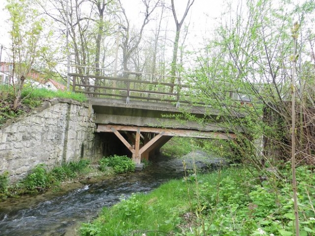 Straßenbrücke im Mühltal / Leutra