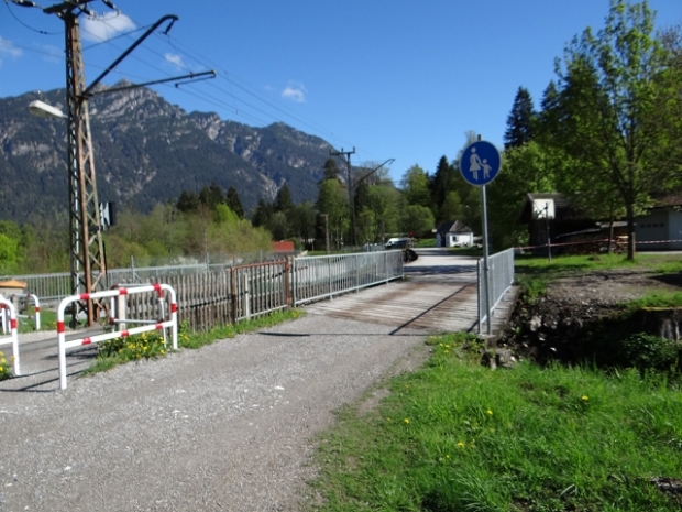 Kreuzeckbahnhofszufahrtbrücke am Gleis / Kreuzeckbach