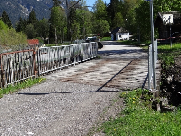 Kreuzeckbahnhofszufahrtbrücke am Gleis / Kreuzeckbach