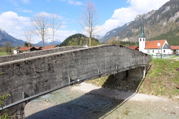 Fahrwegbrücke zur Gertraudenkapelle / Linder