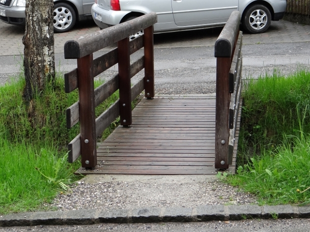 Fußwegbrücke / Dorfbach