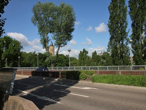 L 1142 Winnender Straßenbrücke / Parkweg mit Graben zur Rems