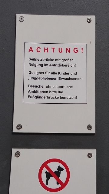 Sportliche Fußwegbrücke