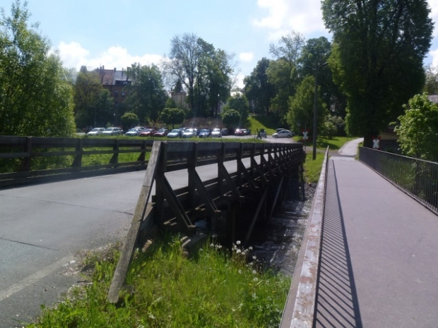 Strassenbrücke Komtursteig / Wisenta , links im Bild
