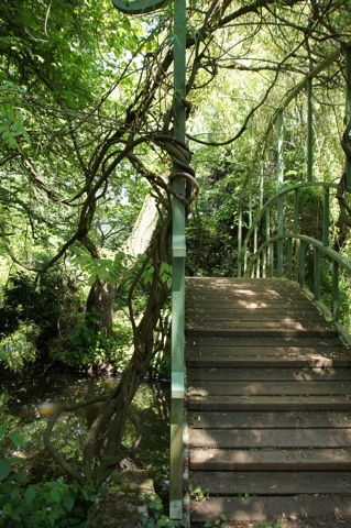 Fußwegbrücke / Graben zum Mühlweiher