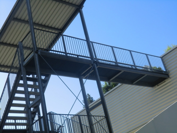 Fußwegbrücke / Auffahrt zum Dachparkplatz Baumarkt NO Ecke e