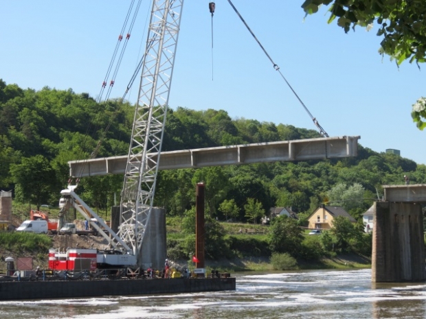 Abhehen der Brückenteile mit Schwimmkran