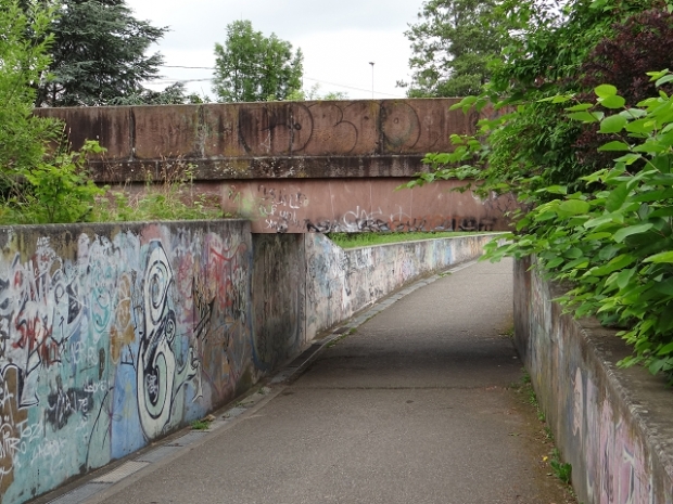 EÜ Strecke Molsheim - Selestat / Fußweg zwischen Park - u. Sportplatz