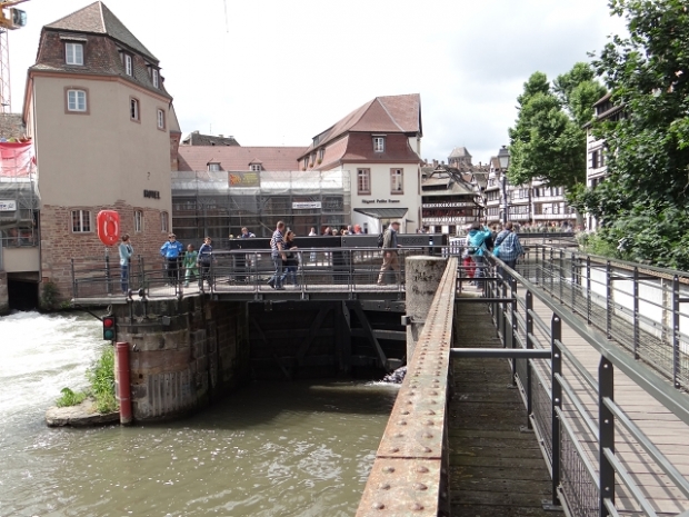 Pont chemin a pied / Ill an der Schleuse