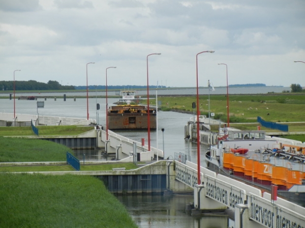 Fußwegbrücke am Schiffswarterand / Prinses Magrietkanaal