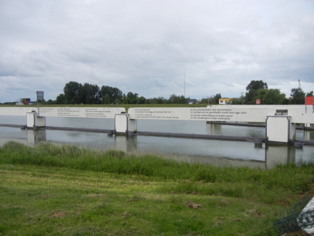 Fußwegbrücke am Schiffswarterand / Prinses Magrietkanaal