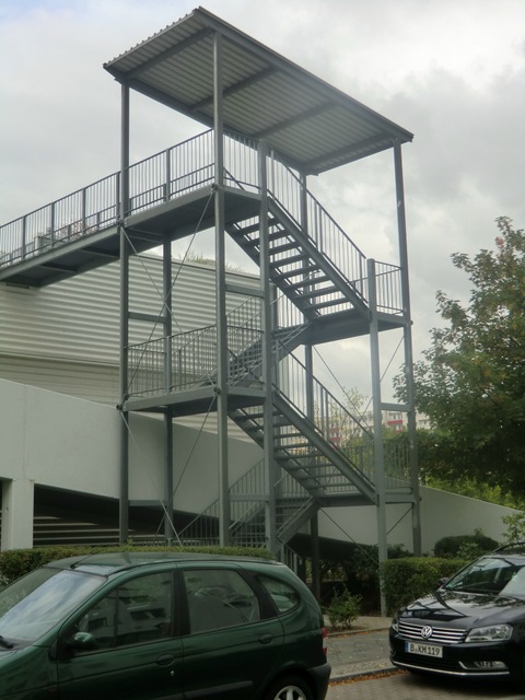 Fußwegbrücke NW am Dachparkplatz Meeraner Straße