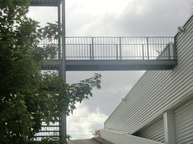 Fußwegbrücke NW am Dachparkplatz Meeraner Straße