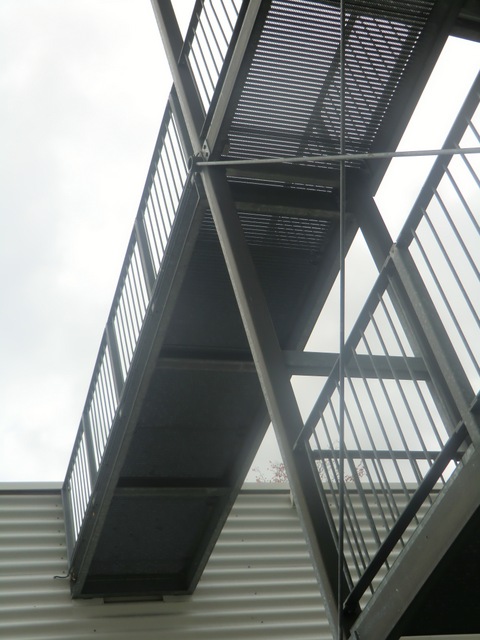 Fußwegbrücke NW am Dachparkplatz Meeraner Straße