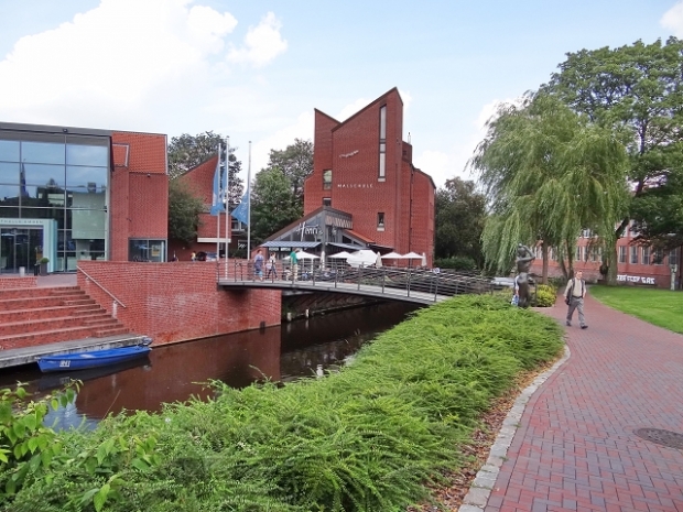 Fußgängerbrücke bei der Kunsthalle Emden / Alter Graben