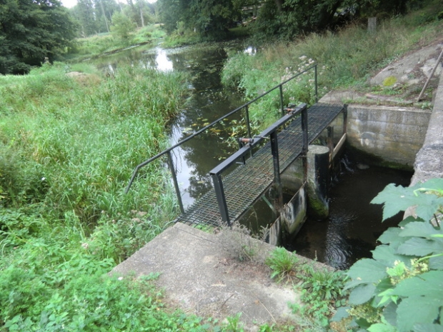 Arbeitswegbrücke am Wehr / Mysla