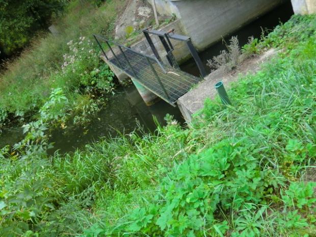 Arbeitswegbrücke am Wehr / Mysla