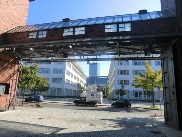 ehem. Industriegebäudeverbindungsbrücke / Werkseinfahrt