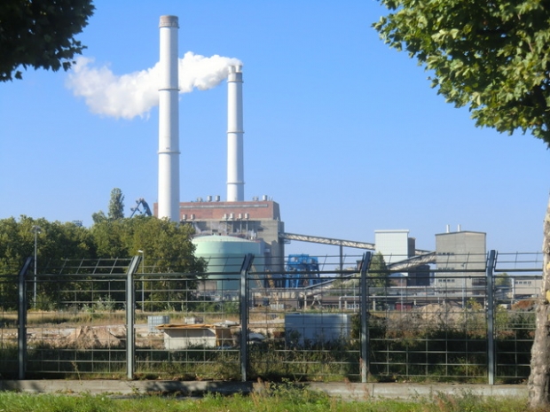 Kraftwerksbrücke Klingenberg am Hafen, im unteren Bildteil