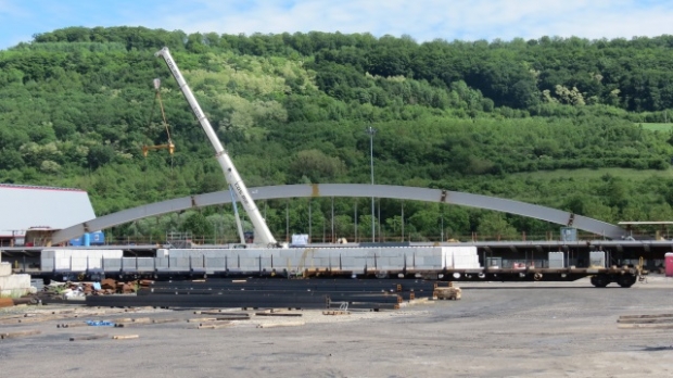 Montage der Brücke im Hafen von Mertert