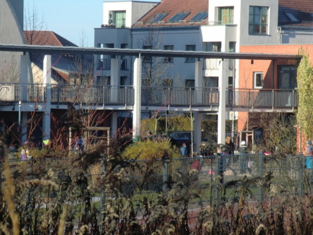 Fußwegbrücke Schule - Turnhalle / Sportanlagenzugang