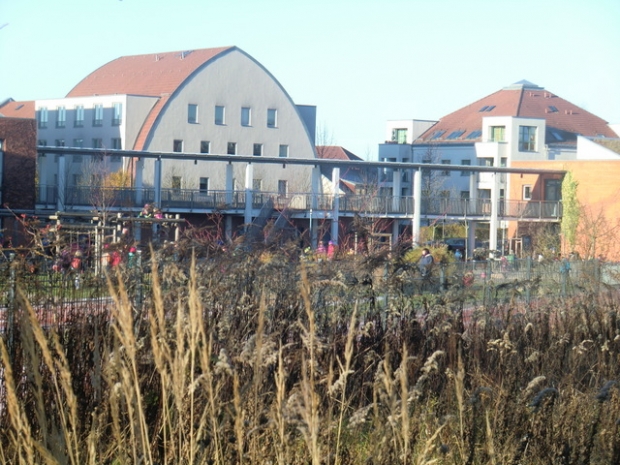 Fußwegbrücke Schule - Turnhalle / Sportanlagenzugang
