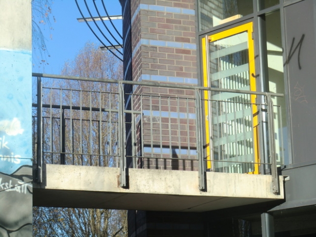 Fußwegbrücke Treppenturm - Rundbau / Zugang zum Erdgeschoß