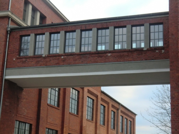 Gebäudeverbindungsbrücke ehem. Niles Werke / Hofzufahrt