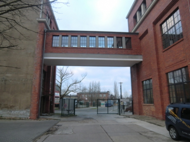 Gebäudeverbindungsbrücke ehem. Niles Werke / Hofzufahrt