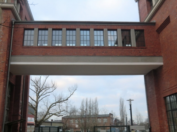 Gebäudeverbindungsbrücke ehem. Niles Werke / Hofzufahrt