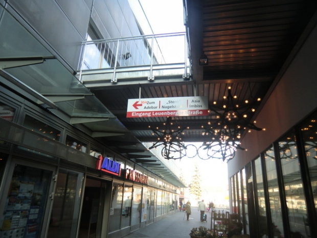 Fußwegbrücke Nord am Storchenhof / Einkaufspassage