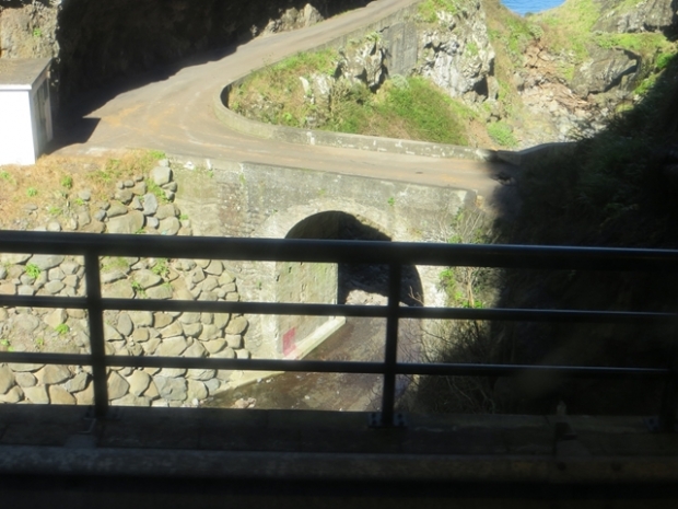 Küstenstraßenbrücke / Gebirgsbach 