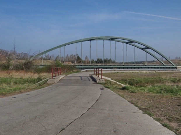 EÜ Strecke Rübeland - Halberstadt / B 6 neu Bundesstraße, im Bildhintergrund