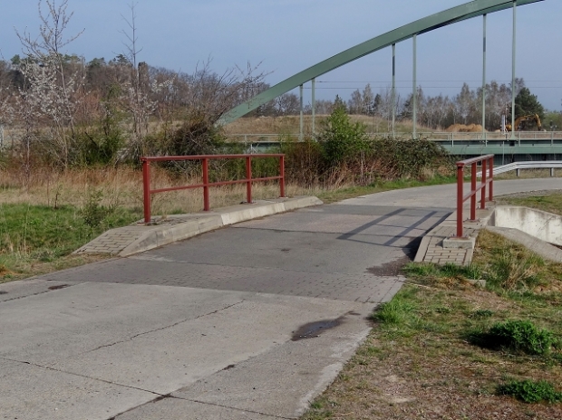 EÜ Strecke Rübeland - Halberstadt / B 6 neu Bundesstraße, im Bildhintergrund