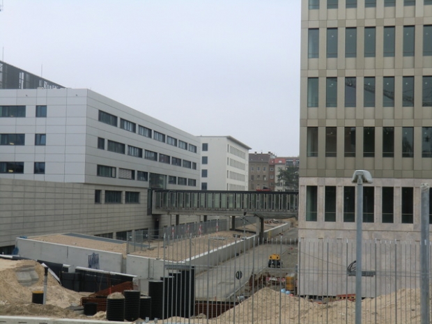 Hausverbindungsbrücke im Nordhof des BND Komplexes